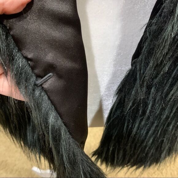 𝅺GRAY & Black Faux Fur Vest One Hook/Eye Closure Sz L - Picture 10 of 12